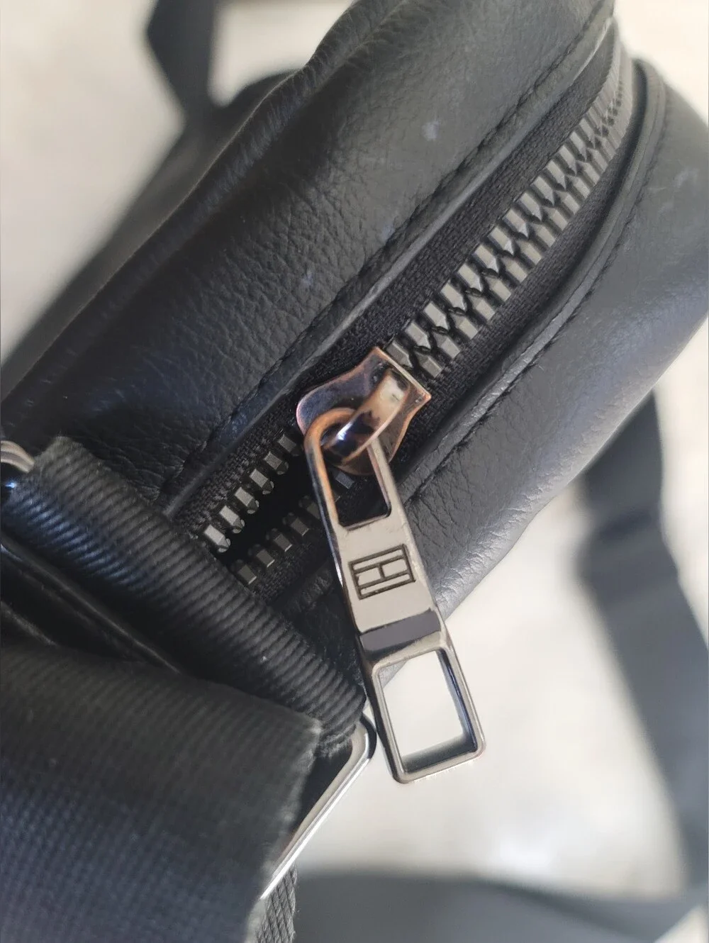 TOMMY HILFIGER Crossbody